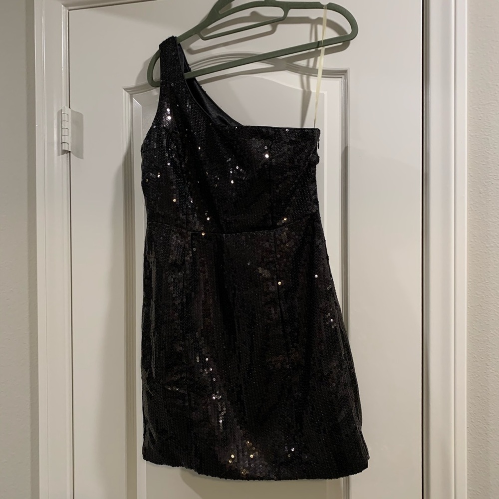 Black One Shoulder Sequins Dress